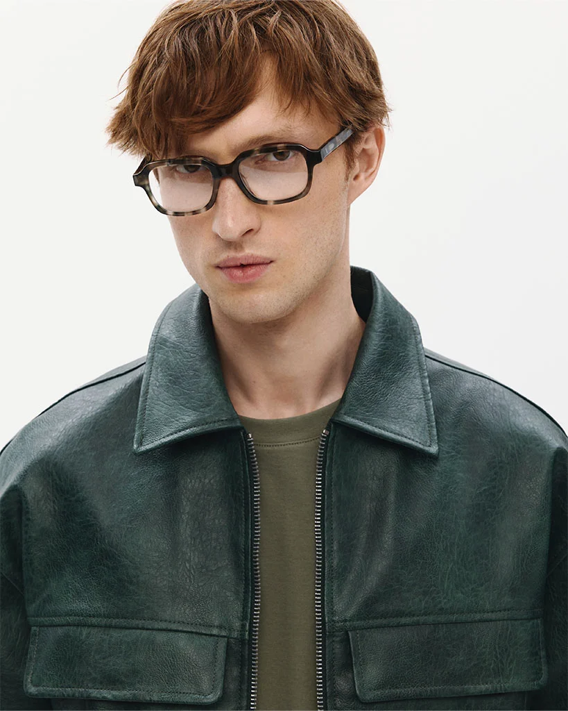 Okulary jako element tożsamości wizualnej Mężczyzna w prostokątnych oprawkach acetatowych w szaro-zieloną mozaikę, model Ollie Green Mosaic MUSCAT