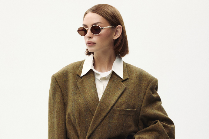 modelka w oprawkach Nellie Gold